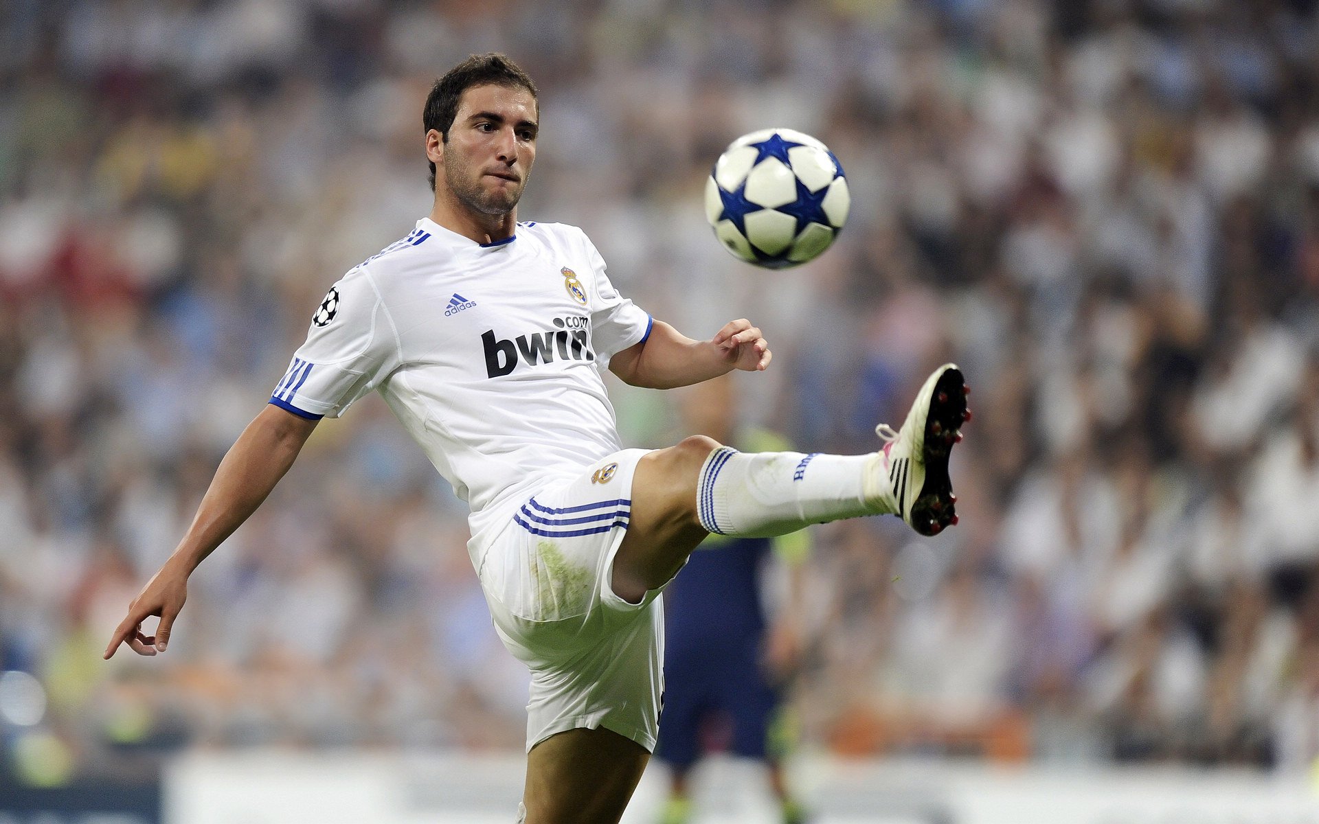 拉什福德的F1方向盘，当足球巨星在巴林赛道力克切尔西